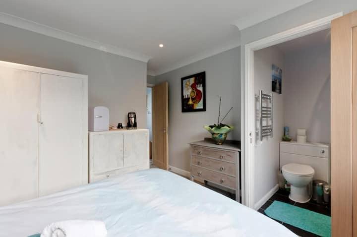 Stayinwoking At 30 Woodlands Horsell Εξωτερικό φωτογραφία
