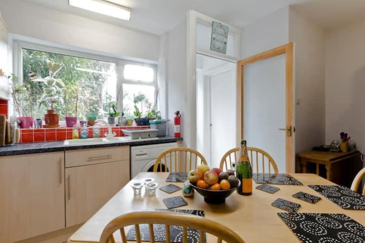 Stayinwoking At 30 Woodlands Horsell Εξωτερικό φωτογραφία