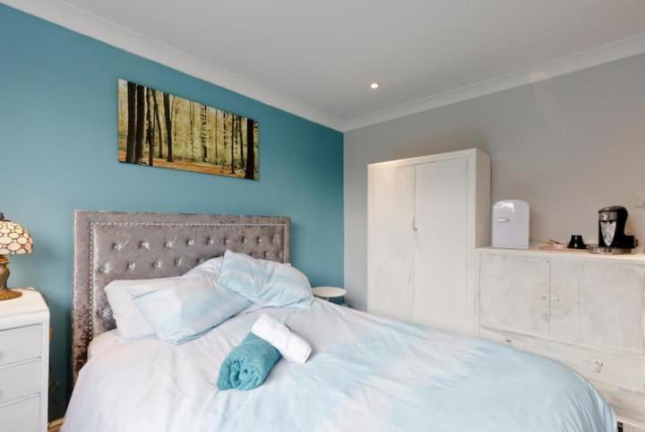 Stayinwoking At 30 Woodlands Horsell Εξωτερικό φωτογραφία