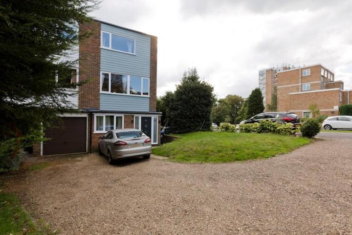 Stayinwoking At 30 Woodlands Horsell Εξωτερικό φωτογραφία