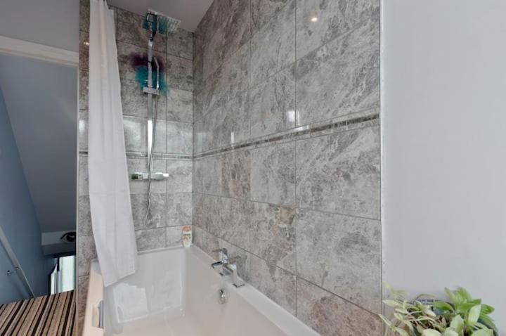 Stayinwoking At 30 Woodlands Horsell Εξωτερικό φωτογραφία
