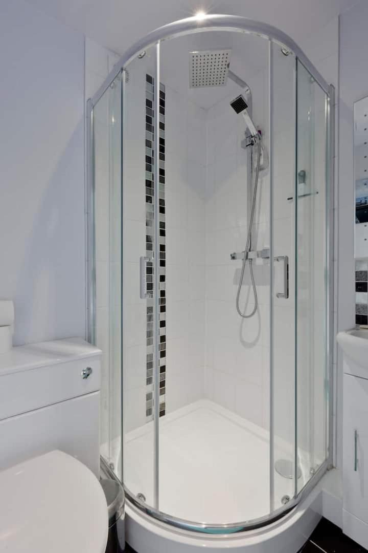 Stayinwoking At 30 Woodlands Horsell Εξωτερικό φωτογραφία