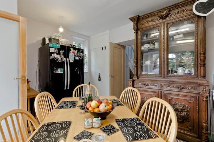 Stayinwoking At 30 Woodlands Horsell Εξωτερικό φωτογραφία