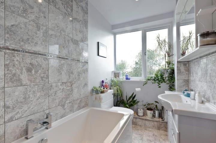 Stayinwoking At 30 Woodlands Horsell Εξωτερικό φωτογραφία